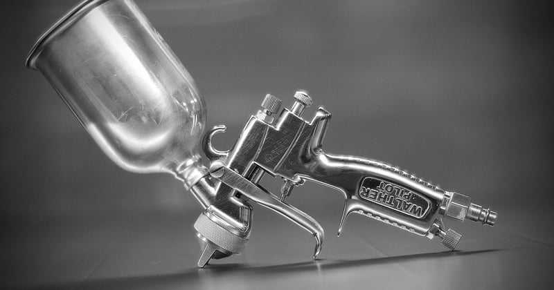 Peindre un plafond au pistolet : la technique pro pour un résultat impeccable