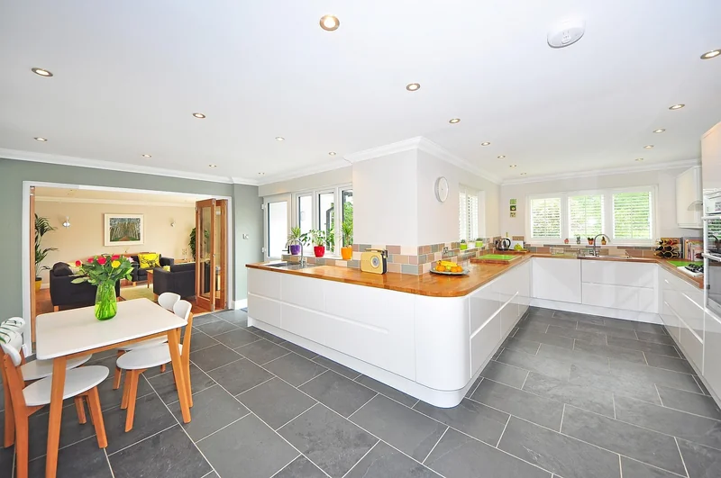 Tomette ou carrelage classique : comparatif