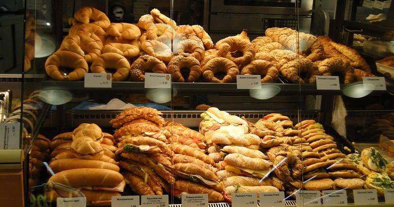 15 idées de décoration de vitrine de boulangerie qui attirent l'œil