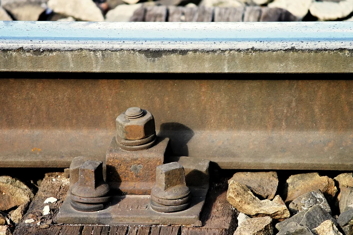 Pose rail placo autour fenêtre : le détail des fixations